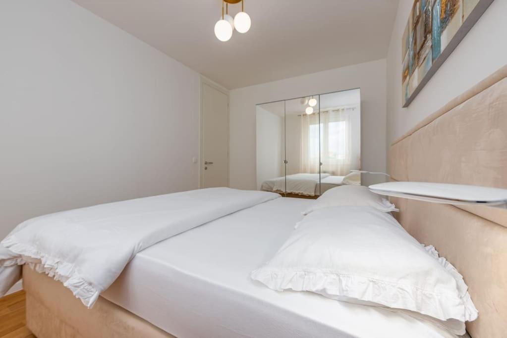 Modern And Comfortable In Apartment *