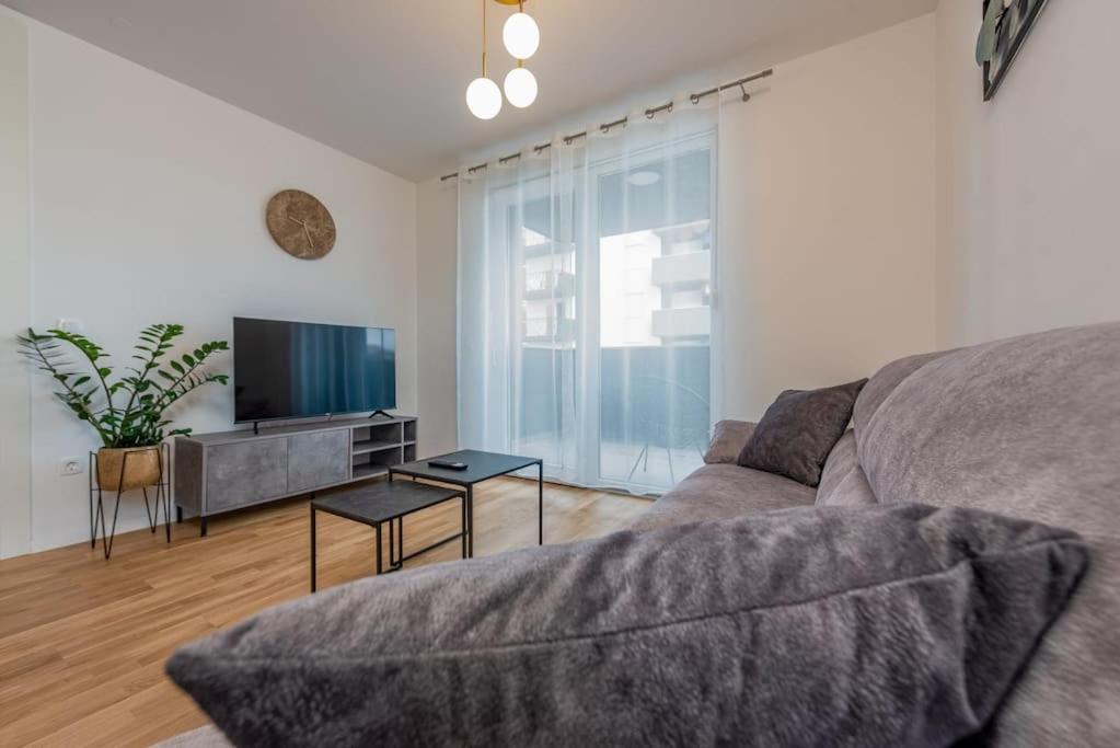 Modern And Comfortable In Apartment *